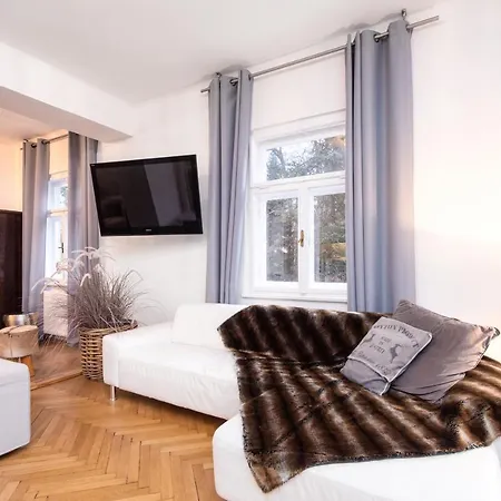 Family Wellhouse Garden Direct In Salzburg, Sunny Big Garden, Up To 16 Pax, Bikes For Free, Bbq, Sunbeds, Parking For Free, 15 Min Sound Of Music * Salzburg