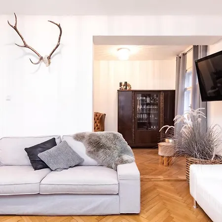 Family Wellhouse Garden Direct In Salzburg, Sunny Big Garden, Up To 16 Pax, Bikes For Free, Bbq, Sunbeds, Parking For Free, 15 Min Sound Of Music Villa *